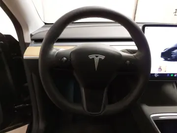 TESLA Model Y Long Range AWD LEDER NAVI PANO