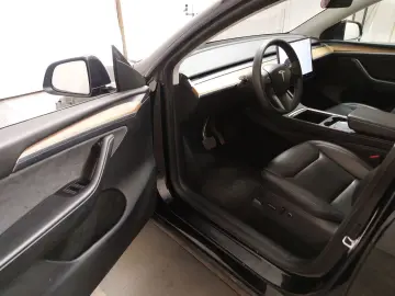 TESLA Model Y Long Range AWD LEDER NAVI PANO