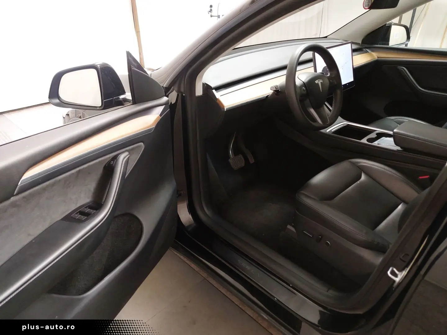 TESLA Model Y Long Range AWD LEDER NAVI PANO