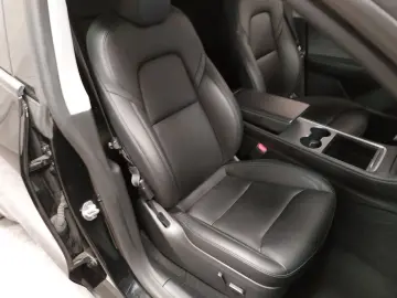 TESLA Model Y Long Range AWD LEDER NAVI PANO