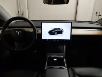 TESLA Model Y Long Range AWD LEDER NAVI PANO