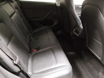 TESLA Model Y Long Range AWD LEDER NAVI PANO