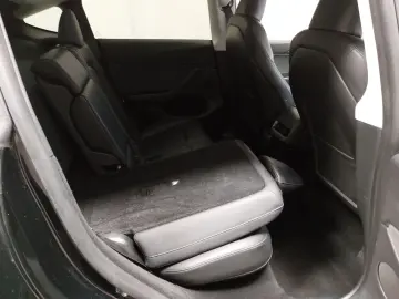 TESLA Model Y Long Range AWD LEDER NAVI PANO