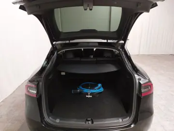 TESLA Model Y Long Range AWD LEDER NAVI PANO