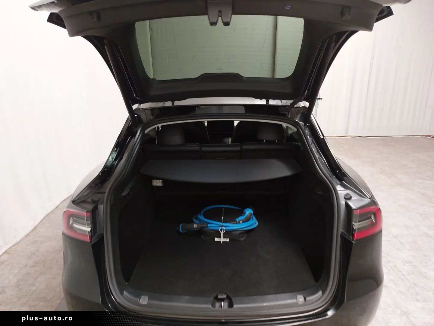 TESLA Model Y Long Range AWD LEDER NAVI PANO