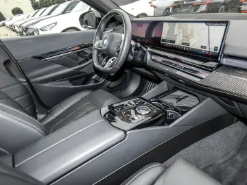 BMW 550e xDrive M Sport HUD PANO ACC AHK 360 KAM LM