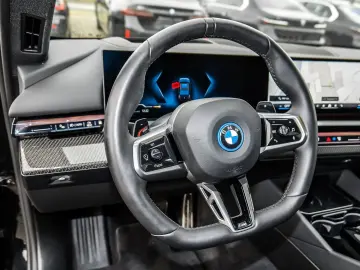 BMW 550e xDrive M Sport HUD PANO ACC AHK 360 KAM LM