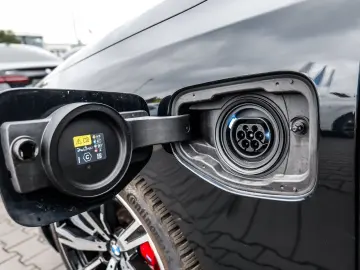 BMW 550e xDrive M Sport HUD PANO ACC AHK 360 KAM LM