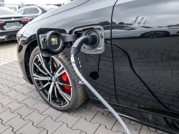 BMW 550e xDrive M Sport HUD PANO ACC AHK 360 KAM LM