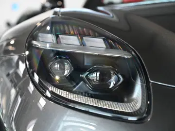 ASTON MARTIN V8 Vantage Roadster Magnetic Silver