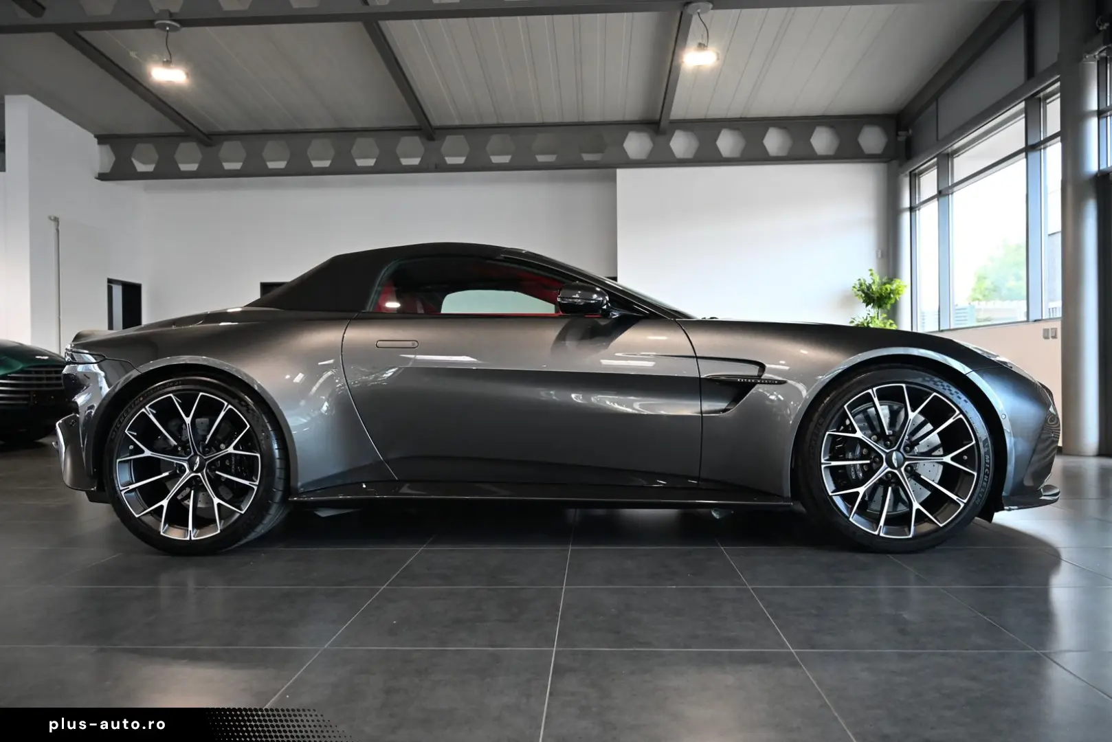 ASTON MARTIN V8 Vantage Roadster Magnetic Silver