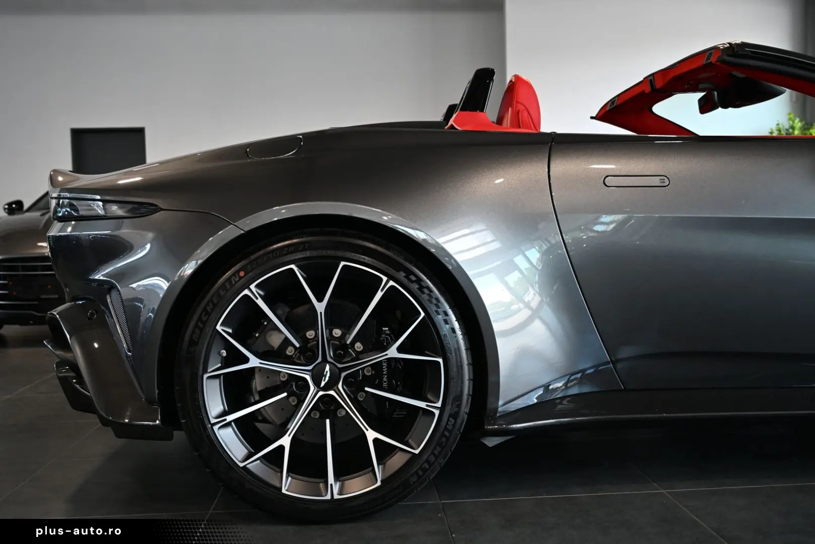 ASTON MARTIN V8 Vantage Roadster Magnetic Silver