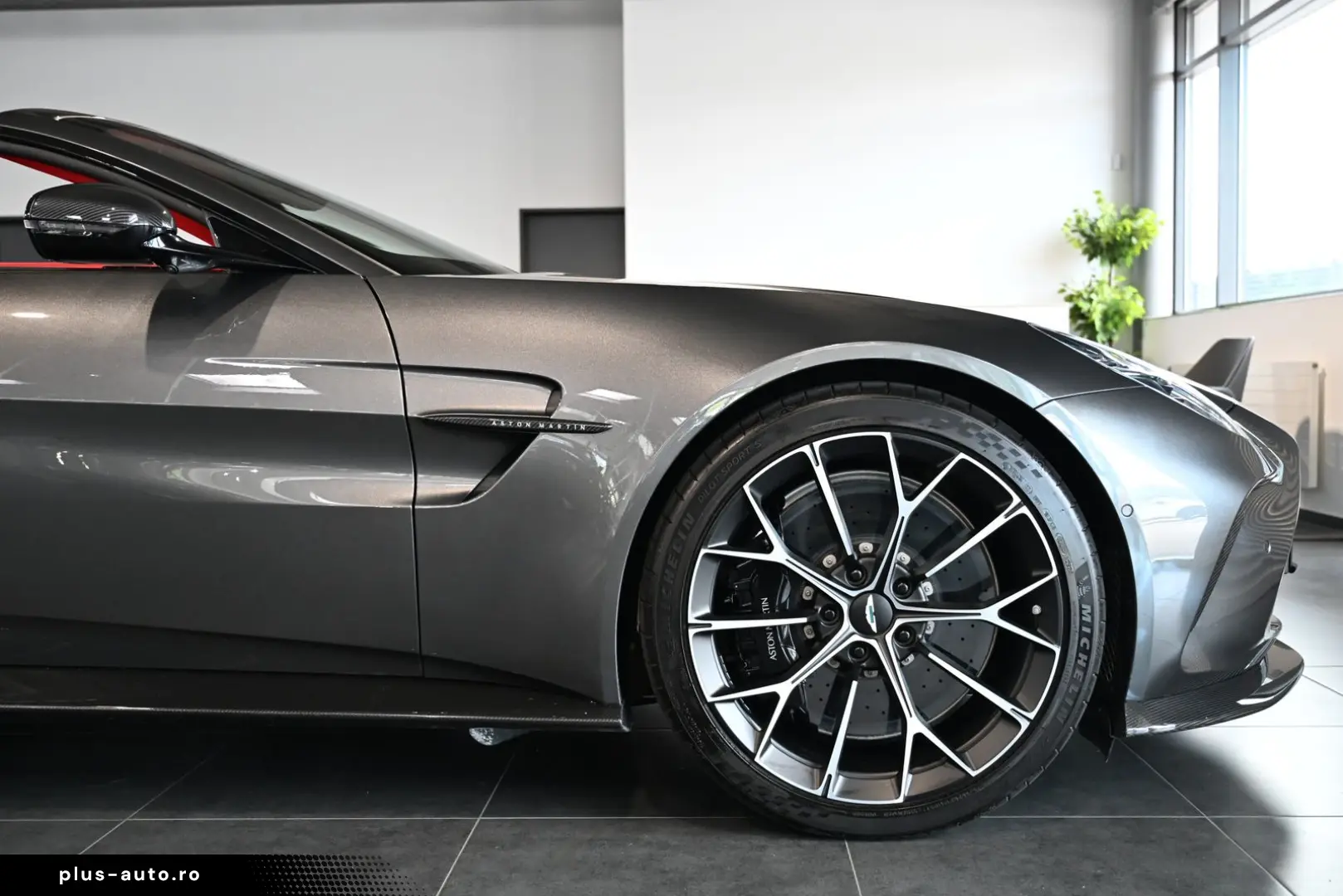 ASTON MARTIN V8 Vantage Roadster Magnetic Silver