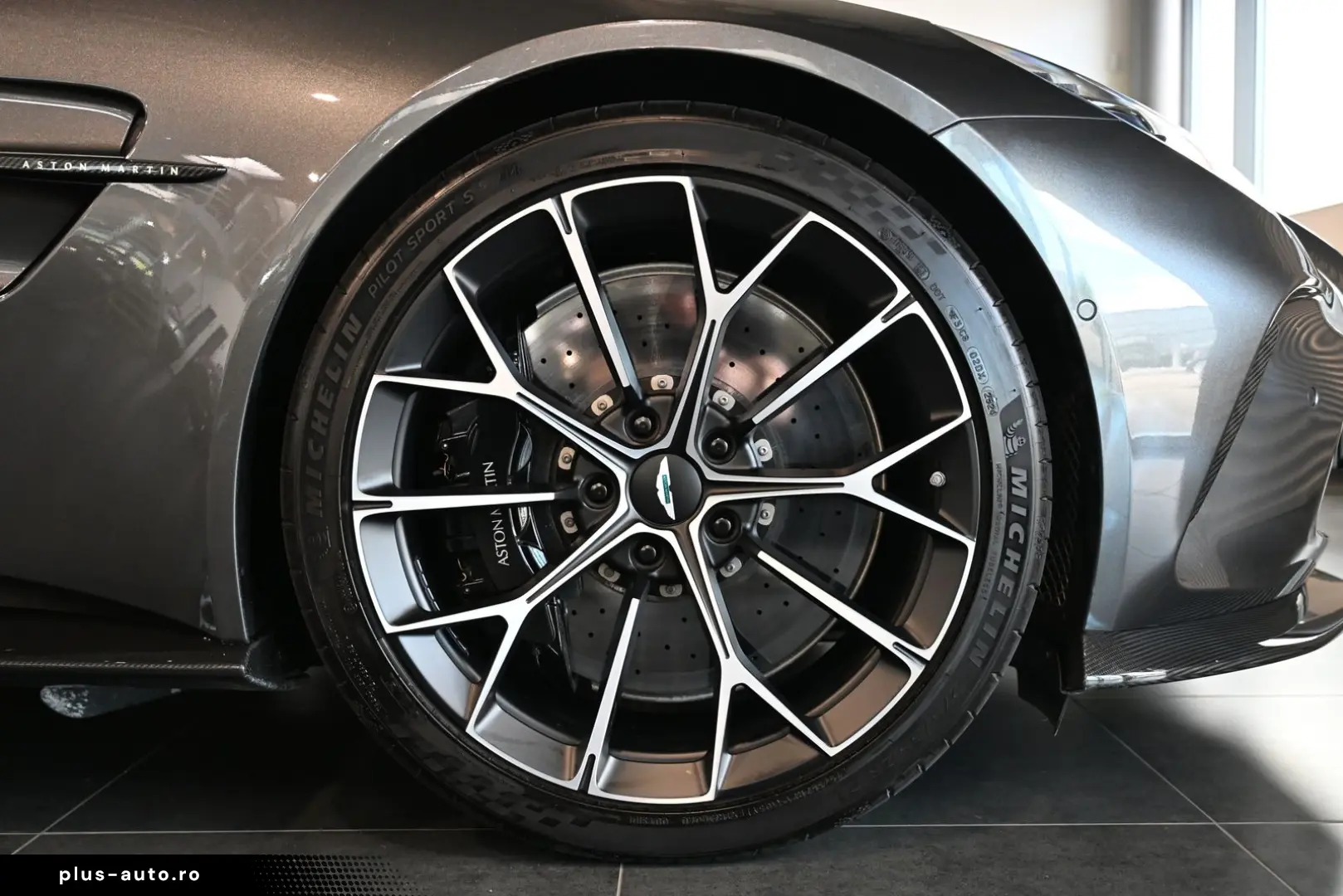 ASTON MARTIN V8 Vantage Roadster Magnetic Silver