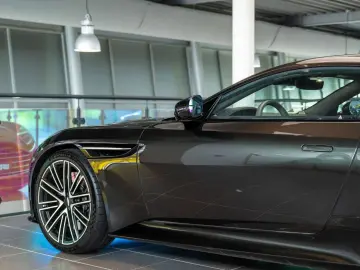 ASTON MARTIN DB12 4.0 V8