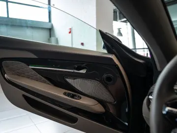 ASTON MARTIN DB12 4.0 V8