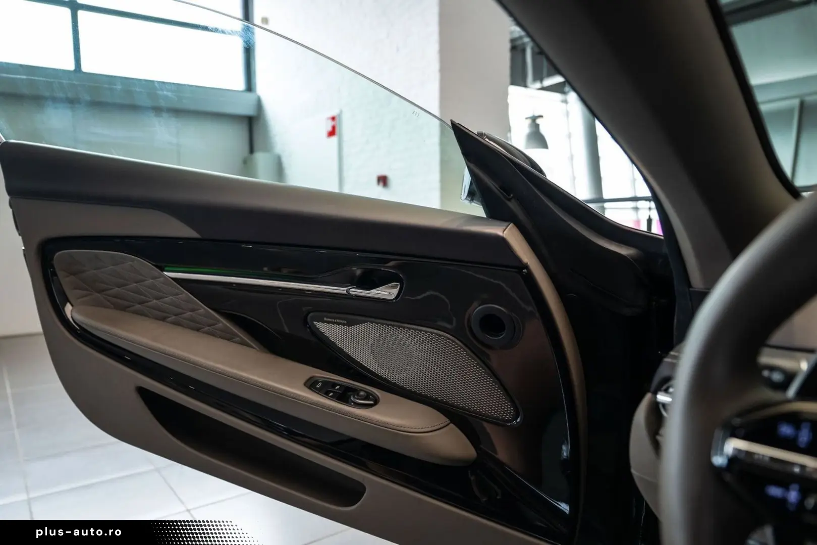 ASTON MARTIN DB12 4.0 V8