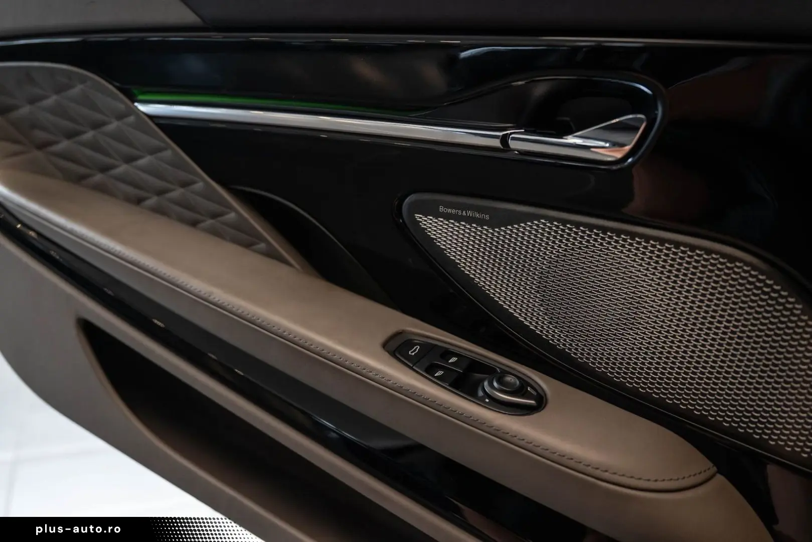 ASTON MARTIN DB12 4.0 V8