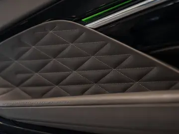 ASTON MARTIN DB12 4.0 V8