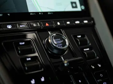 ASTON MARTIN DB12 4.0 V8