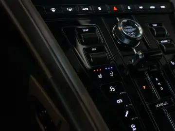 ASTON MARTIN DB12 4.0 V8