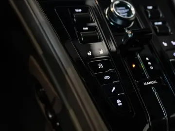 ASTON MARTIN DB12 4.0 V8