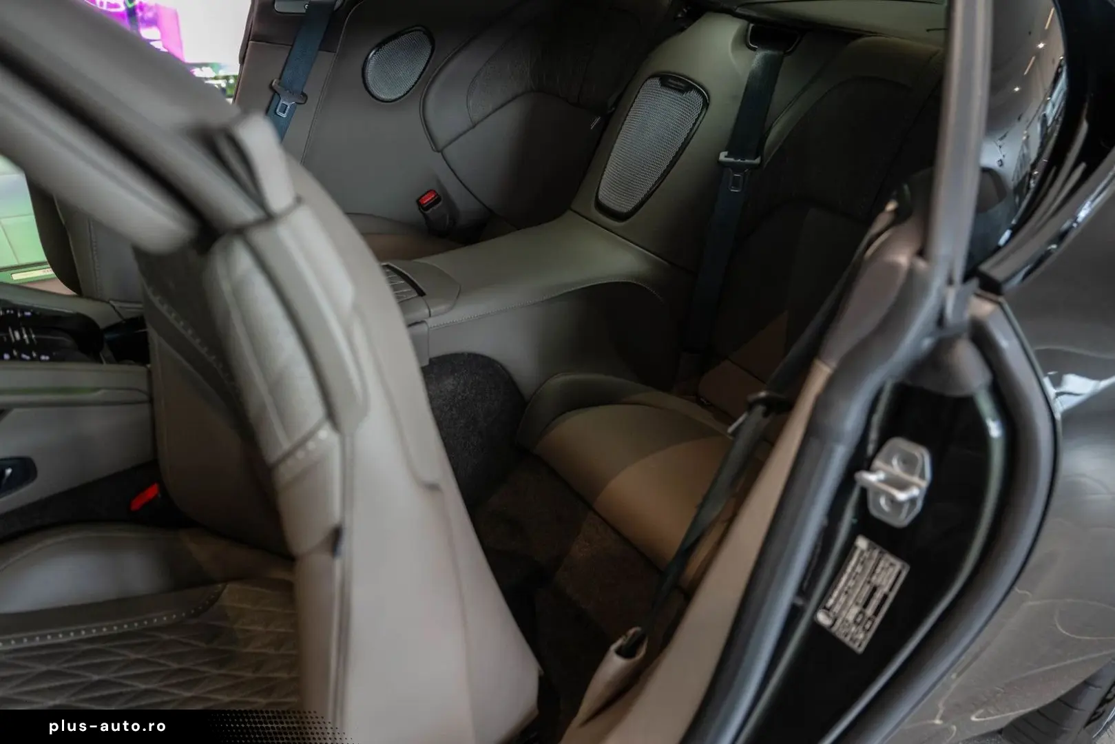 ASTON MARTIN DB12 4.0 V8