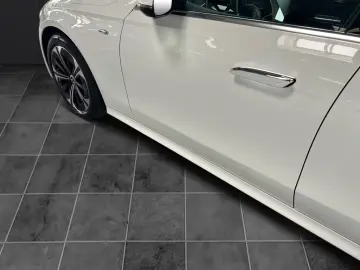 Mercedes-Benz E 300 e Avantgarde