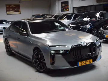 BMW M760e xDrive Theatre Screen Auto-Doors Voll Aust