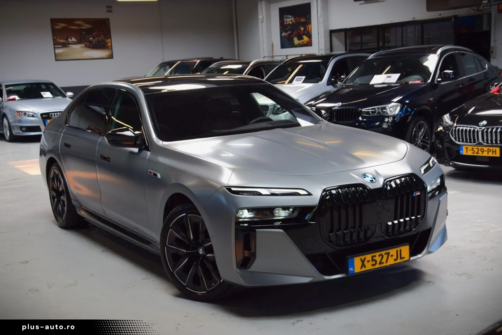 BMW M760e xDrive Theatre Screen Auto-Doors Voll Aust