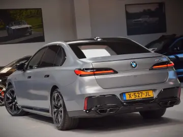 BMW M760e xDrive Theatre Screen Auto-Doors Voll Aust
