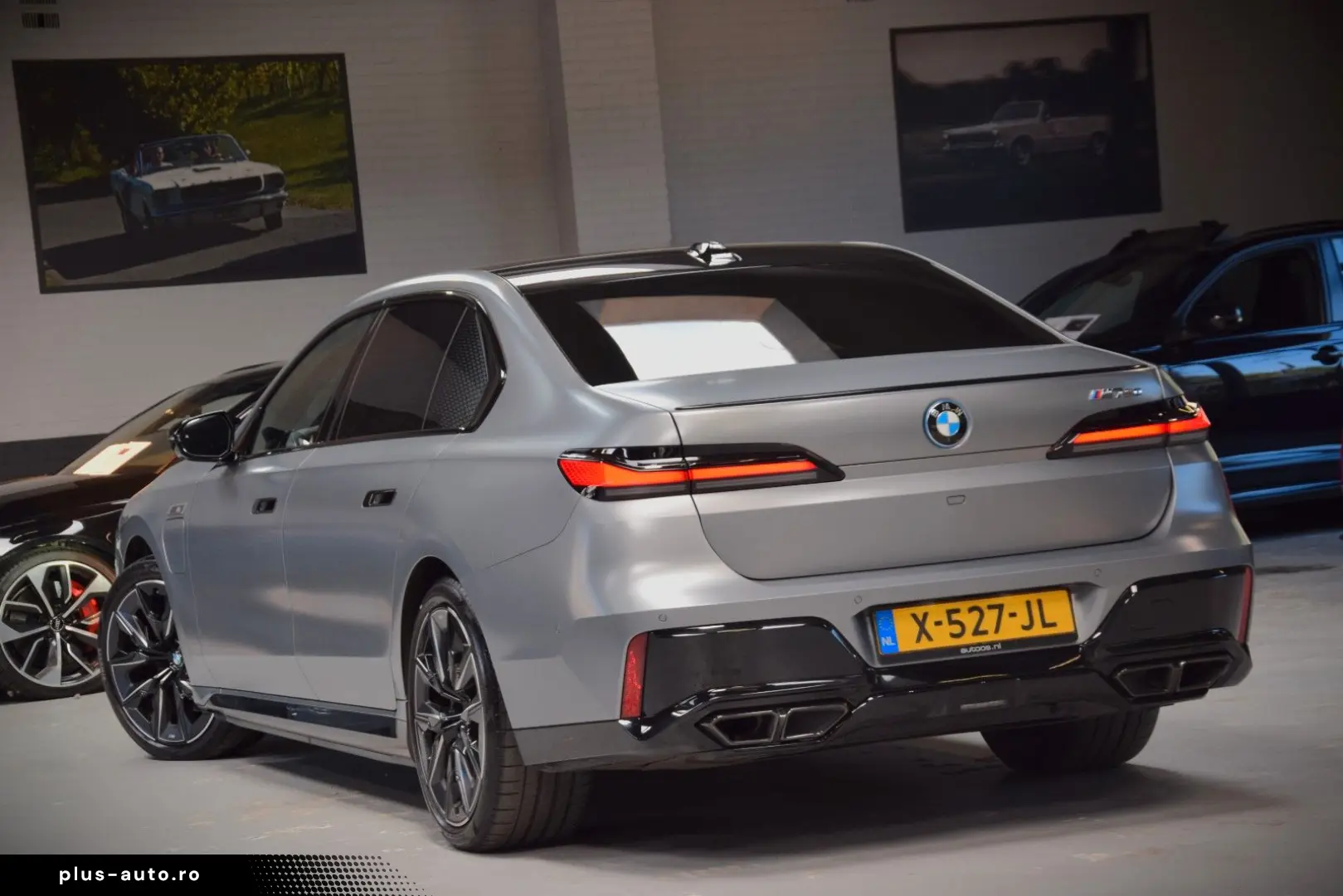 BMW M760e xDrive Theatre Screen Auto-Doors Voll Aust