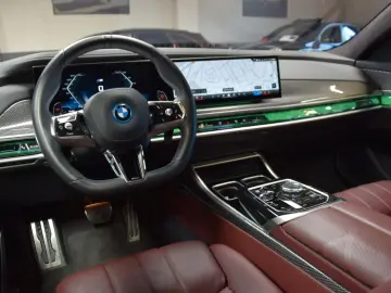 BMW M760e xDrive Theatre Screen Auto-Doors Voll Aust