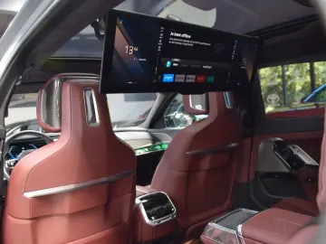 BMW M760e xDrive Theatre Screen Auto-Doors Voll Aust