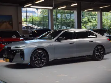 BMW M760e xDrive Theatre Screen Auto-Doors Voll Aust