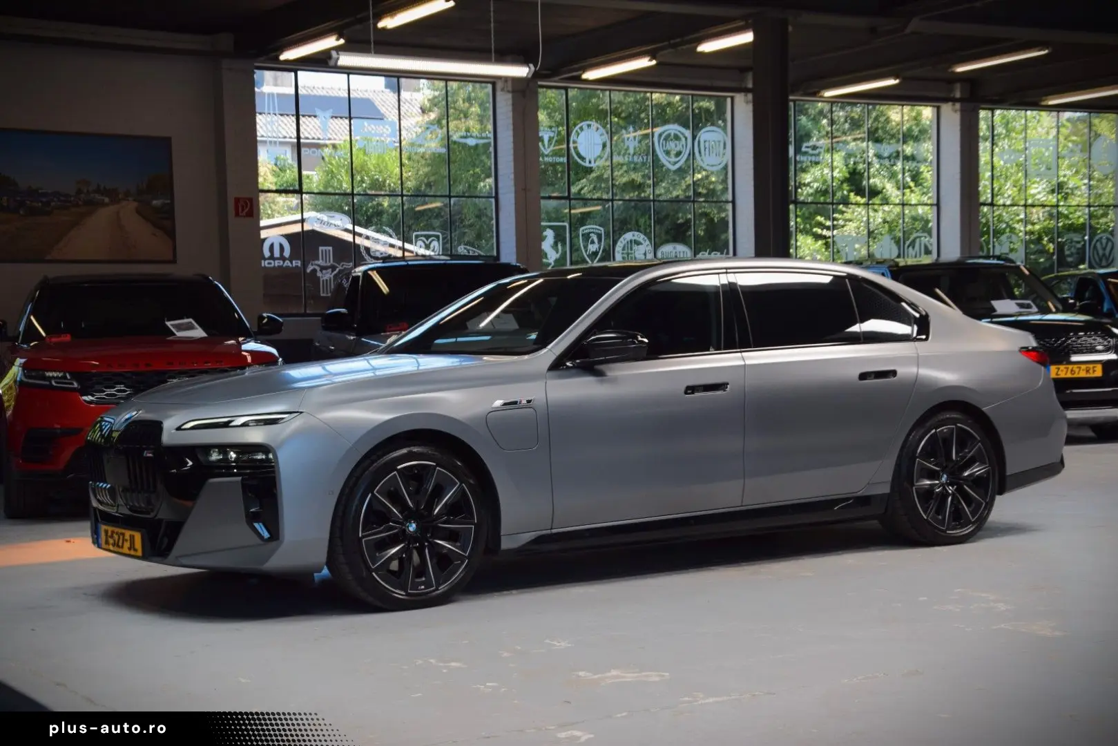 BMW M760e xDrive Theatre Screen Auto-Doors Voll Aust
