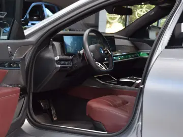 BMW M760e xDrive Theatre Screen Auto-Doors Voll Aust
