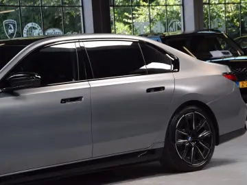BMW M760e xDrive Theatre Screen Auto-Doors Voll Aust