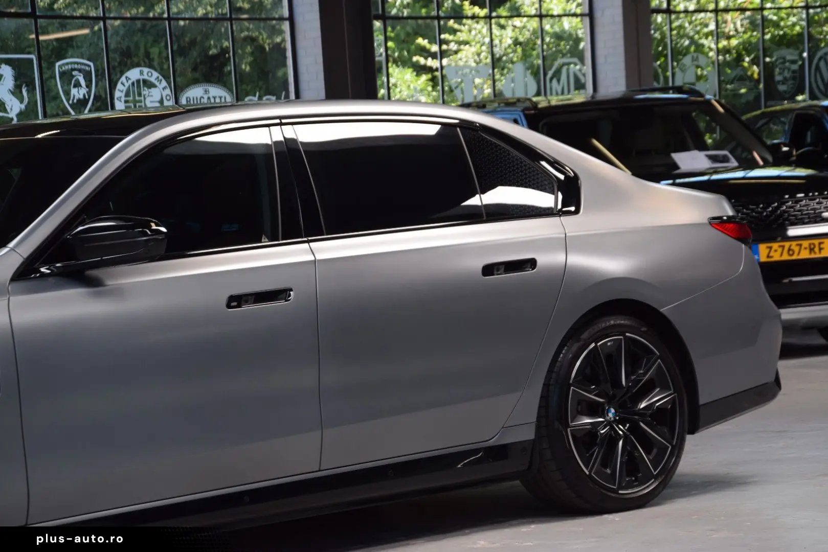 BMW M760e xDrive Theatre Screen Auto-Doors Voll Aust