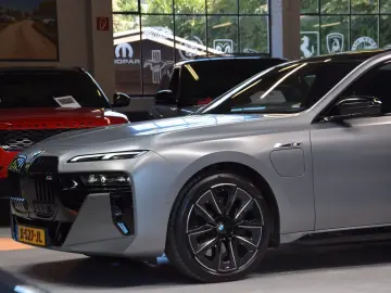 BMW M760e xDrive Theatre Screen Auto-Doors Voll Aust