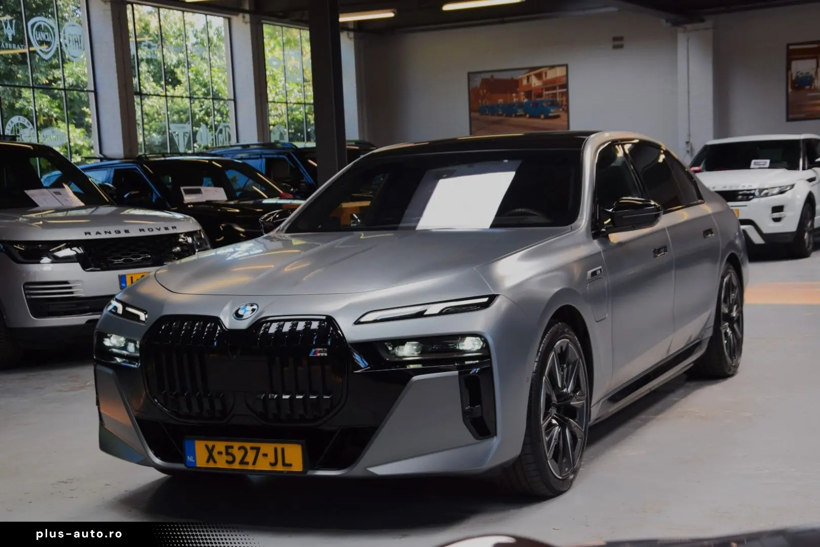 BMW M760e xDrive Theatre Screen Auto-Doors Voll Aust