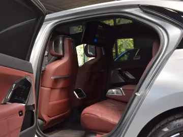 BMW M760e xDrive Theatre Screen Auto-Doors Voll Aust