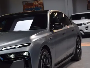BMW M760e xDrive Theatre Screen Auto-Doors Voll Aust