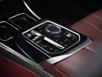 BMW M760e xDrive Theatre Screen Auto-Doors Voll Aust