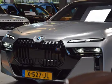 BMW M760e xDrive Theatre Screen Auto-Doors Voll Aust