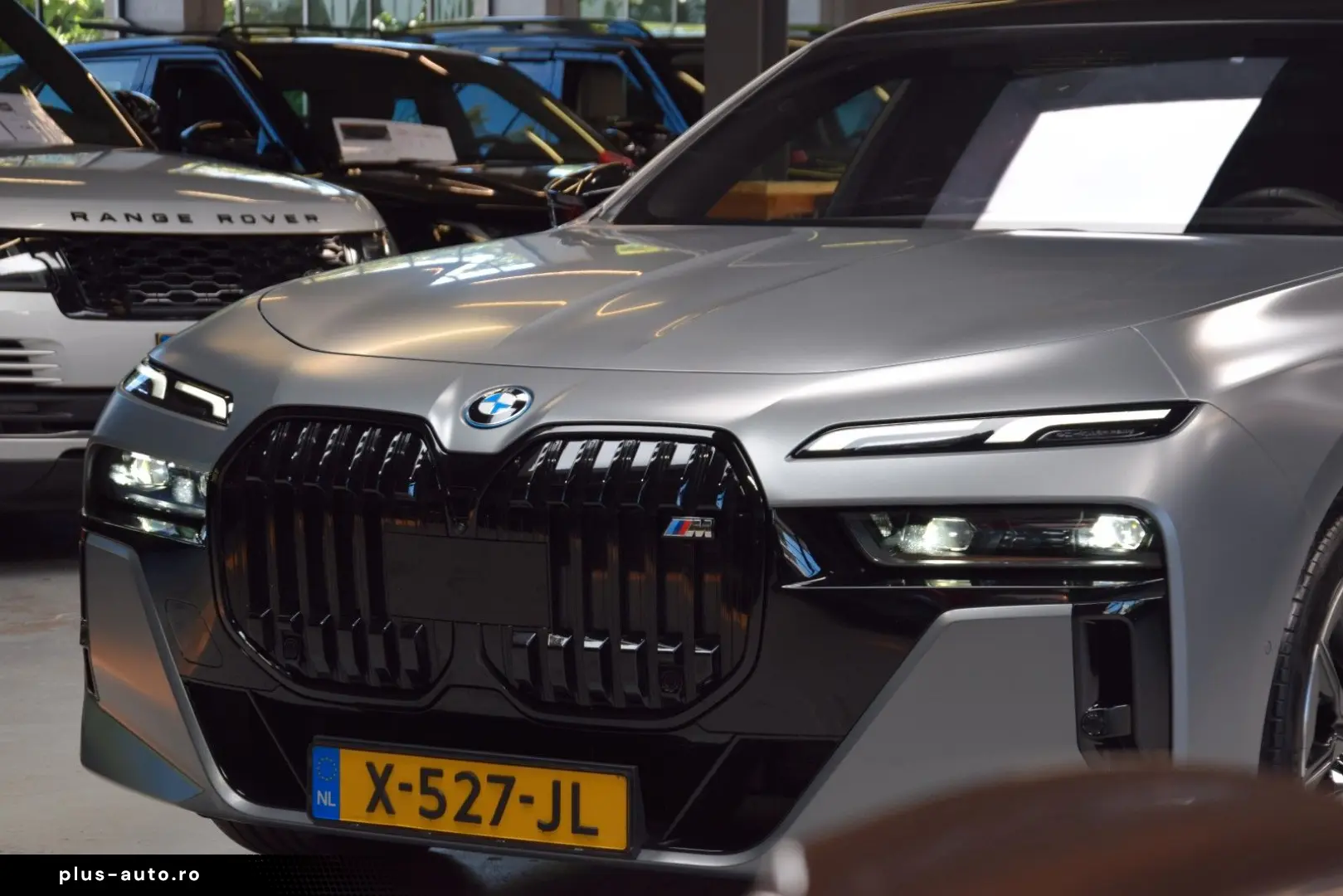 BMW M760e xDrive Theatre Screen Auto-Doors Voll Aust