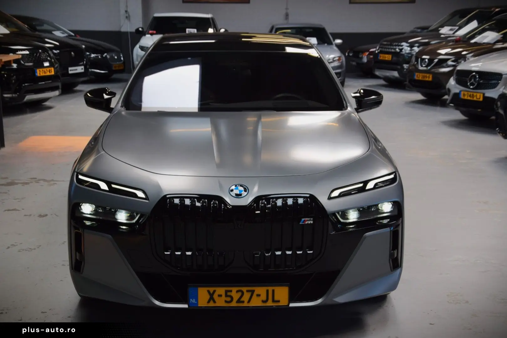 BMW M760e xDrive Theatre Screen Auto-Doors Voll Aust