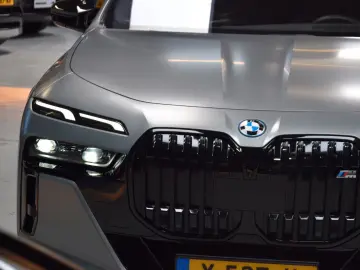 BMW M760e xDrive Theatre Screen Auto-Doors Voll Aust