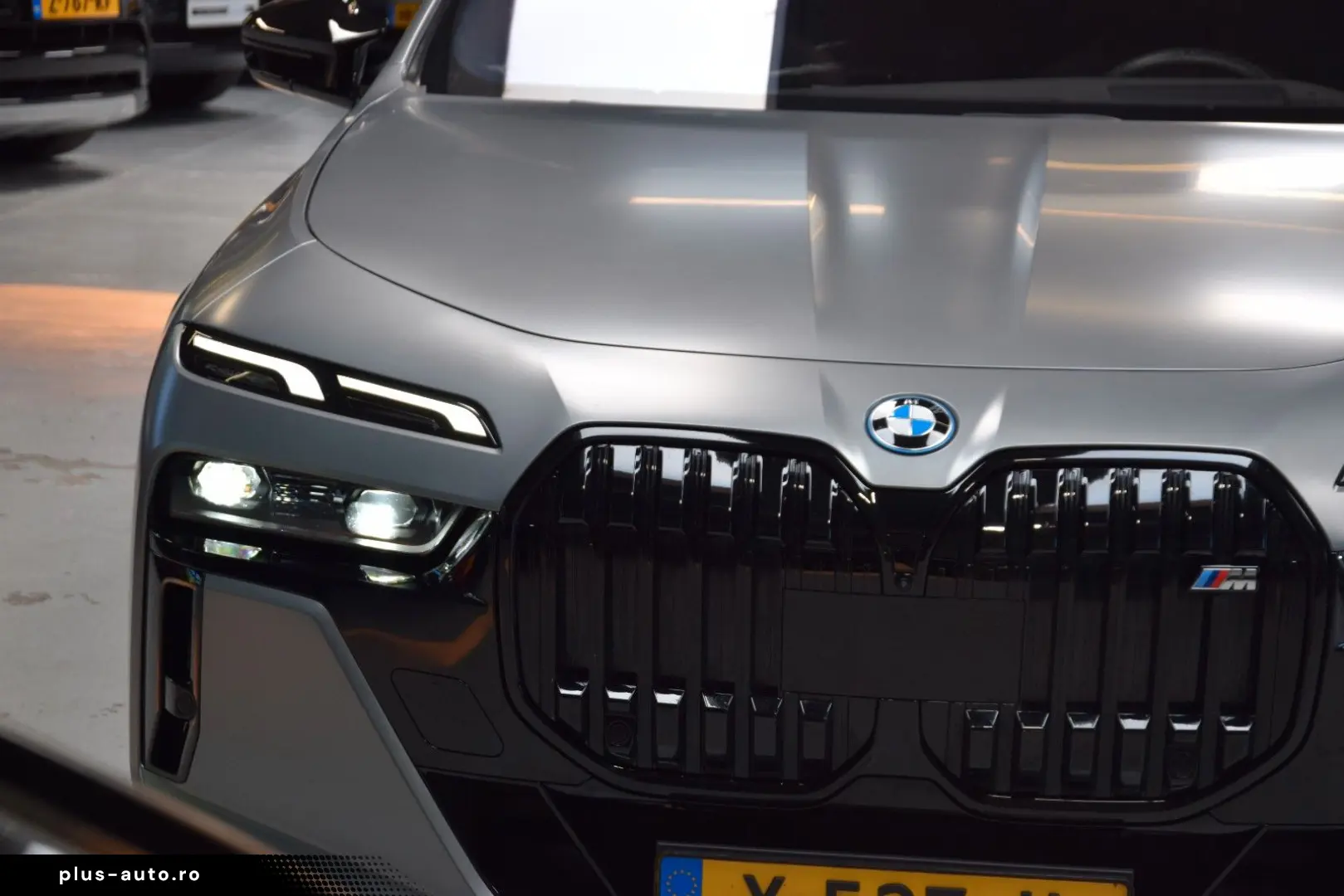 BMW M760e xDrive Theatre Screen Auto-Doors Voll Aust