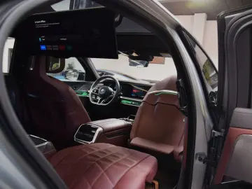 BMW M760e xDrive Theatre Screen Auto-Doors Voll Aust